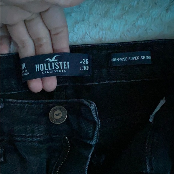 HOLLISTER HIGH RISE RIPPED JEANS - Picture 4 of 5